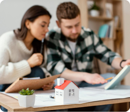 Pareja analizando si pueden tener una hipoteca