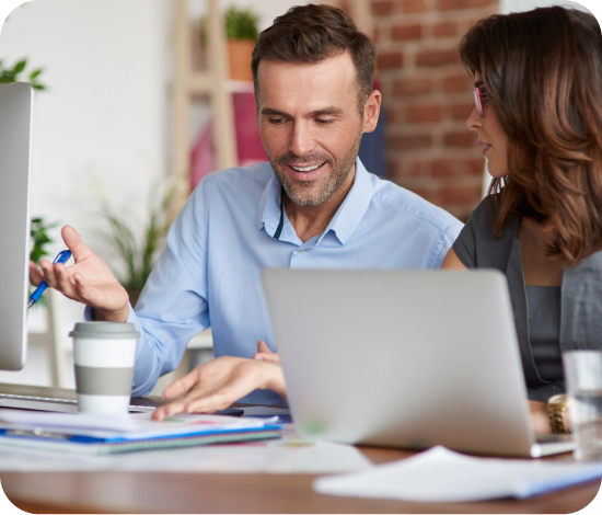 Hombre explicándole una hipoteca a una mujer