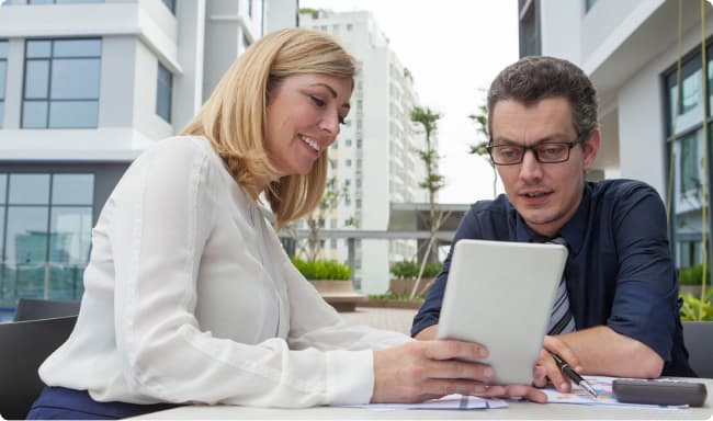Mujer enseñándole una tablet a un hombre