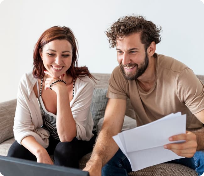 Mujer y hombre asistiendo a una videollamada