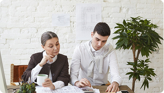 Mujer y joven haciendo cálculos