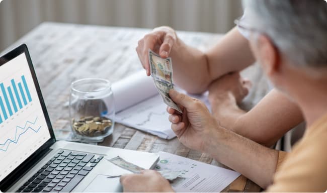 Hombre ofreciendo un billete
