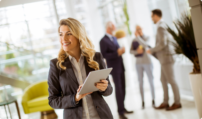 Mujer sujetando una tablet sonriendo